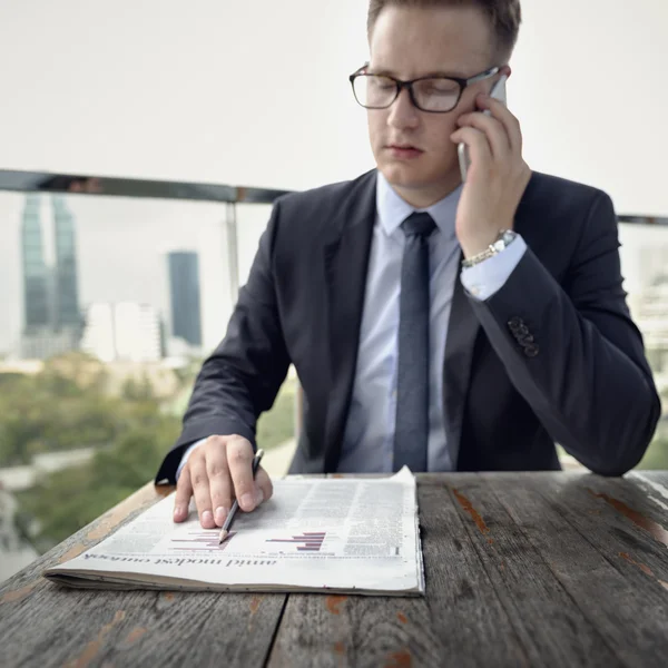 Hombre de negocios trabajando hablando por teléfono — Foto de Stock