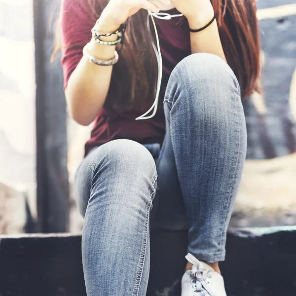 Mulher ouvindo música — Fotografia de Stock