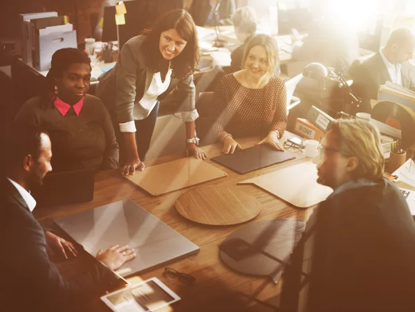 Uomini d'affari che lavorano in ufficio — Foto Stock