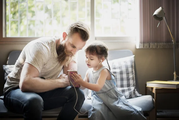 Papá e hija pasando tiempo juntos — Foto de Stock