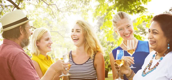 Grupp människor på picknick på park — Stockfoto