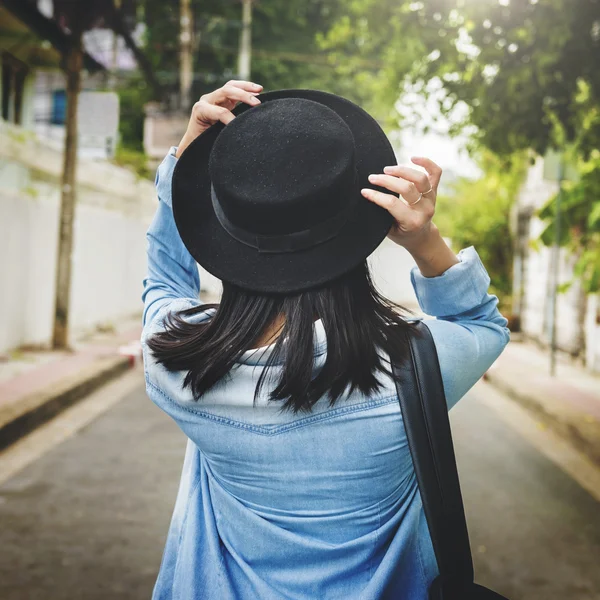 Femme avec chapeau noir — Photo