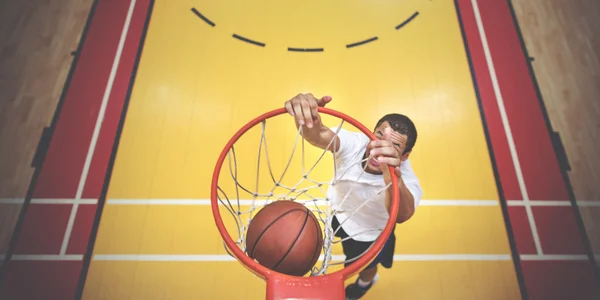 Deportista jugando al baloncesto — Foto de Stock