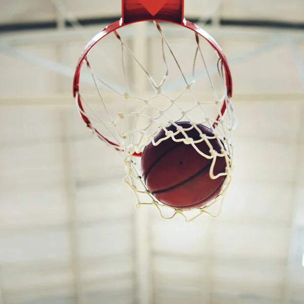 Basketbal op net in de lucht — Stockfoto