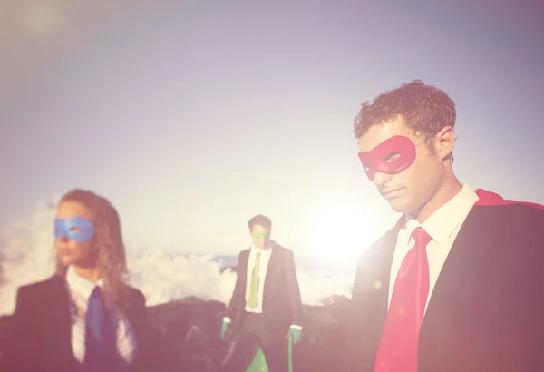 Superheróis de negócios enfrentando tempestade — Fotografia de Stock