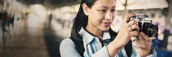 Vrouw maken foto door de camera — Stockfoto