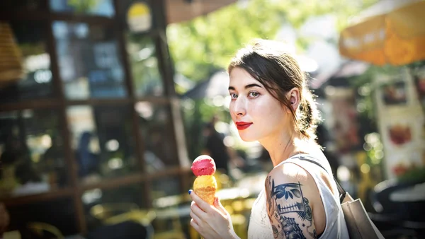 Jeune femme manger de la crème glacée — Photo