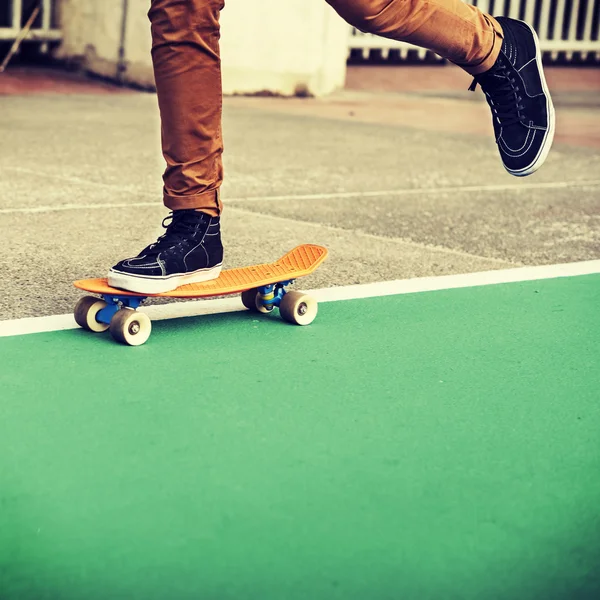 Muž jízda na skateboardu — Stock fotografie
