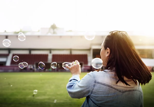 Menina com bolhas de sabão — Fotografia de Stock