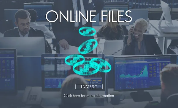 Gens d'affaires de travail et de fichiers en ligne — Photo