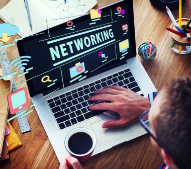 dizüstü bilgisayar kullanan adam