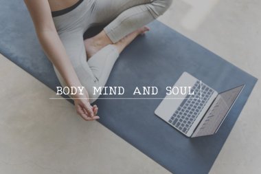 Yoga yapan bir kadın.
