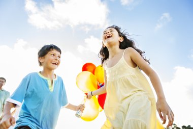 Balonlar ile oynayan çocuklar