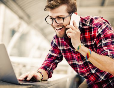 dizüstü bilgisayar ve smartphone genç adam