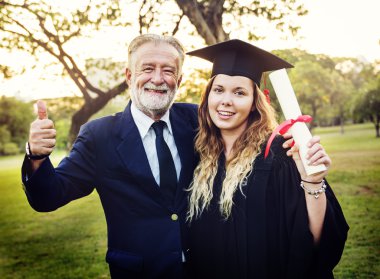 Üniversitesi'nden mezun insanlar kutlamak