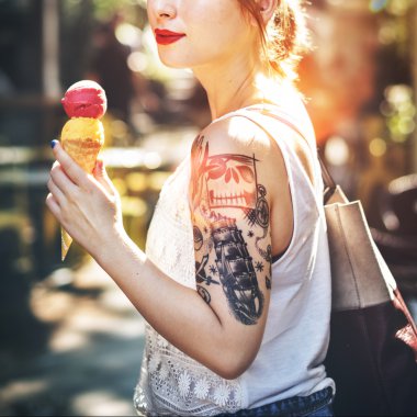 Dondurma yiyen genç bir kadın