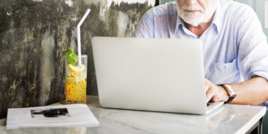 bilgisayarda çalışan adam