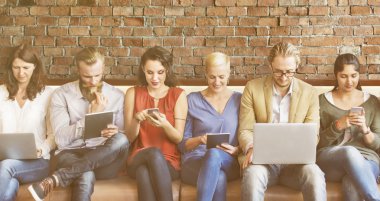 aygıtlar ve tuğla duvar ile insanlar oturup