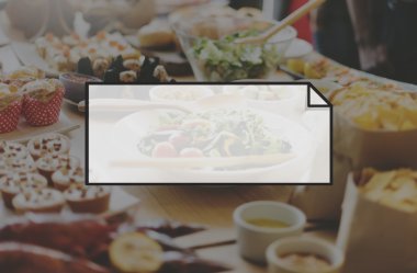 Masa çeşitli lezzetli yiyecek dolu 