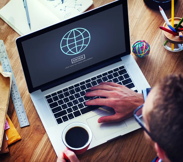 Homem usando laptop — Fotografia de Stock