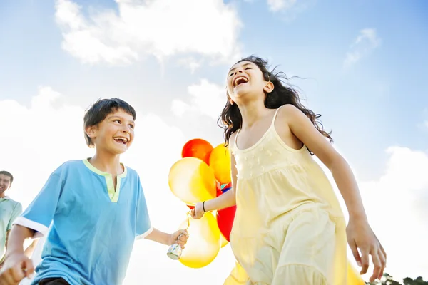 Barn som leker med ballonger — Stockfoto