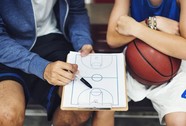 Basketballers discutiendo plan de juego — Foto de Stock