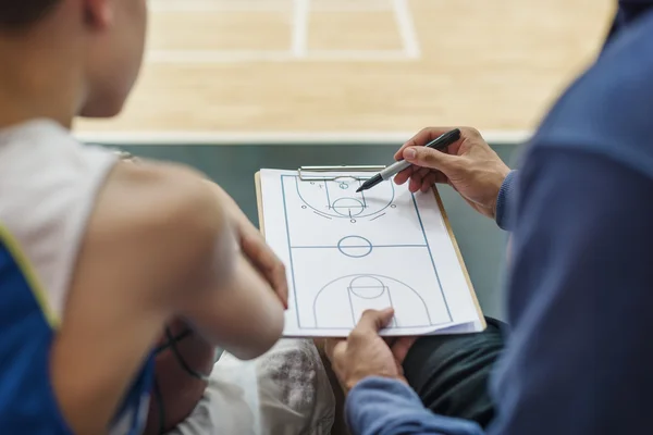 Basketballers discutiendo plan de juego — Foto de Stock