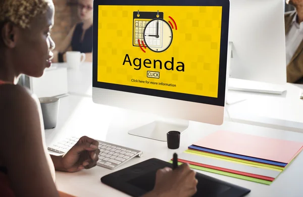 Geschäftsfrau arbeitet am Computer mit Agenda — Stockfoto