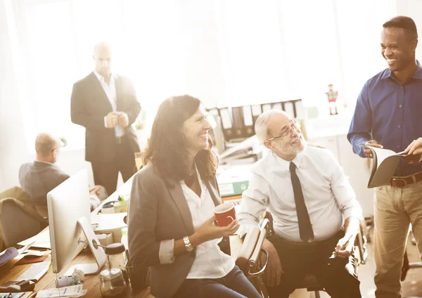 Gente de negocios trabajando en oficina —  Fotos de Stock