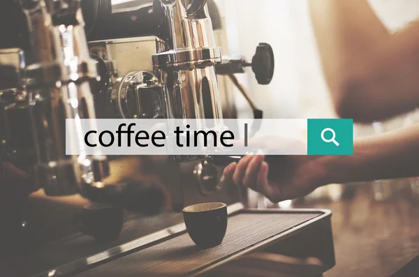 Barista com máquina de café no café — Fotografia de Stock