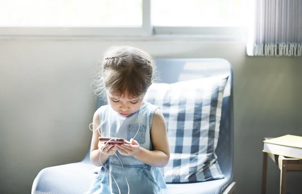 Ребенок с помощью смартфона — стоковое фото