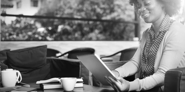 Mujer sosteniendo teléfono inteligente — Foto de Stock