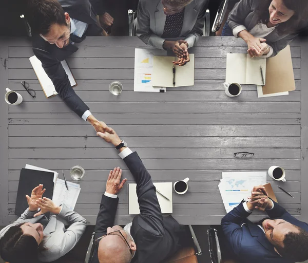 Gens d'affaires travaillant au bureau — Photo