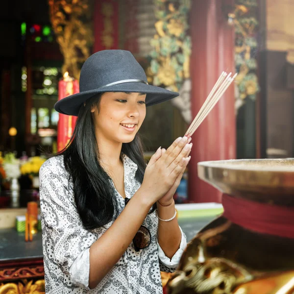 Mujer de viaje en sombrero negro — Foto de Stock