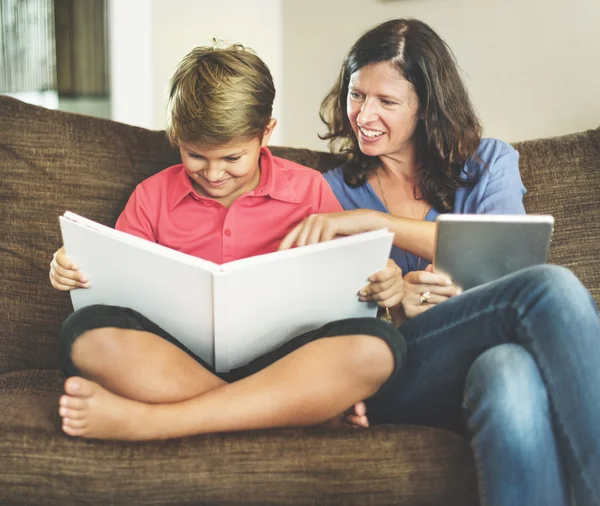 Mamá e hijo pasando tiempo juntos — Foto de Stock