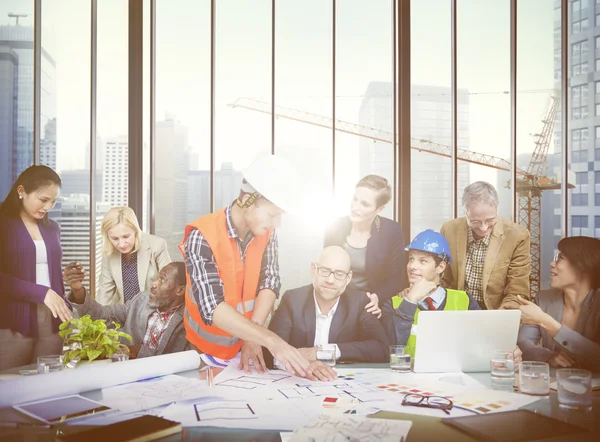 Les gens d'affaires à la réunion d'entreprise — Photo