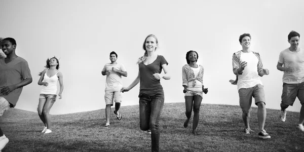 Junge Freunde im Freien — Stockfoto