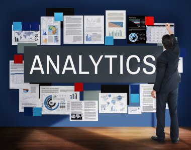 İş adamı duvara yakın duruyor 