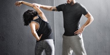 Çift birlikte egzersiz yapıyor