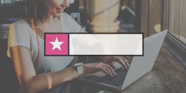 Arka planda çalışan genç kadın