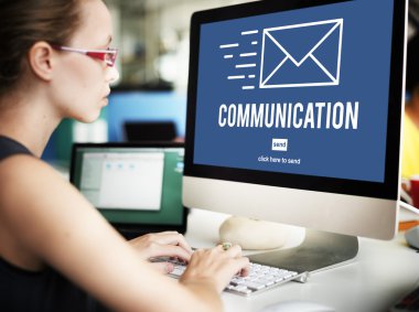 işkadını üstünde bilgisayar iletişim ile çalışma