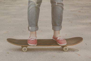 kadının ayak kaykay üzerinde