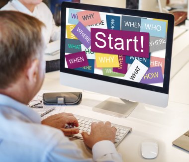 Olgun iş adamı bilgisayarda çalışıyor.