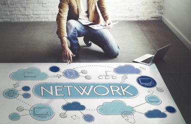 ağ ile çalışan iş adamı