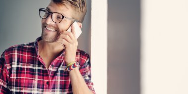 Akıllı telefonu olan genç bir adam.