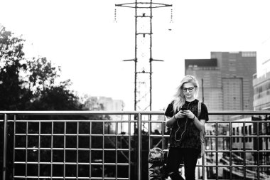 Müzik dinleyen kadın