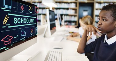 Bilgisayarla okuyan çocuklar