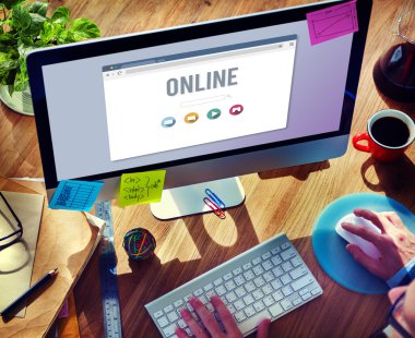 Bilgisayar ve Online kavramı kullanan adam