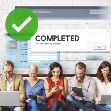 insanlar oturup aygıtları ve tamamlandı