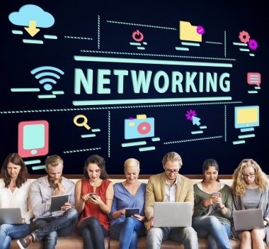 aygıtlar ve ağ ile insanlar oturup